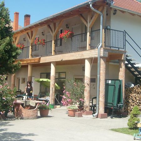 Bed and Breakfast Harsfavirag Vendeghaz Pápa Zewnętrze zdjęcie