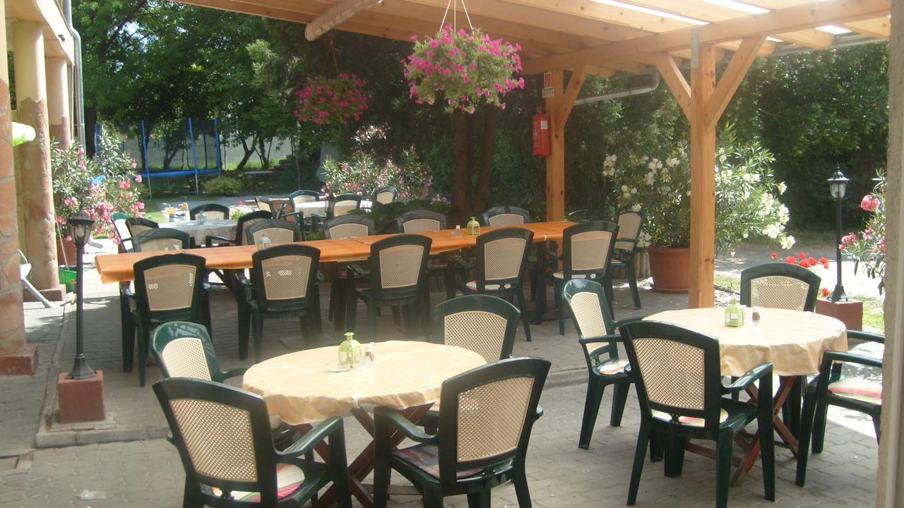Bed and Breakfast Harsfavirag Vendeghaz Pápa Zewnętrze zdjęcie