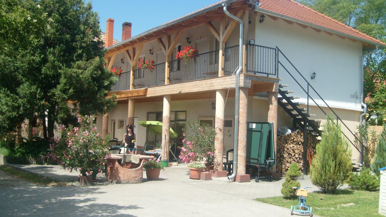 Bed and Breakfast Harsfavirag Vendeghaz Pápa Zewnętrze zdjęcie